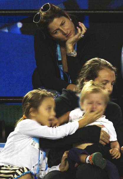 Almeno per il momento, uno dei bambini di Federer non sembra divertirsi granch... Una delle sorelline cerca di consolarlo, sotto lo sguardo attento di mamma Mirka (Reuters)